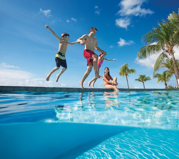 6 piscinas al aire libre, sombrillas, sillones reclinables de piscina