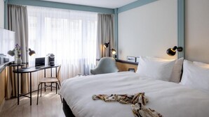 A hotel room with a bed, a desk, a chair, and a TV. - Hotel Luzernerhof (Lucerne)