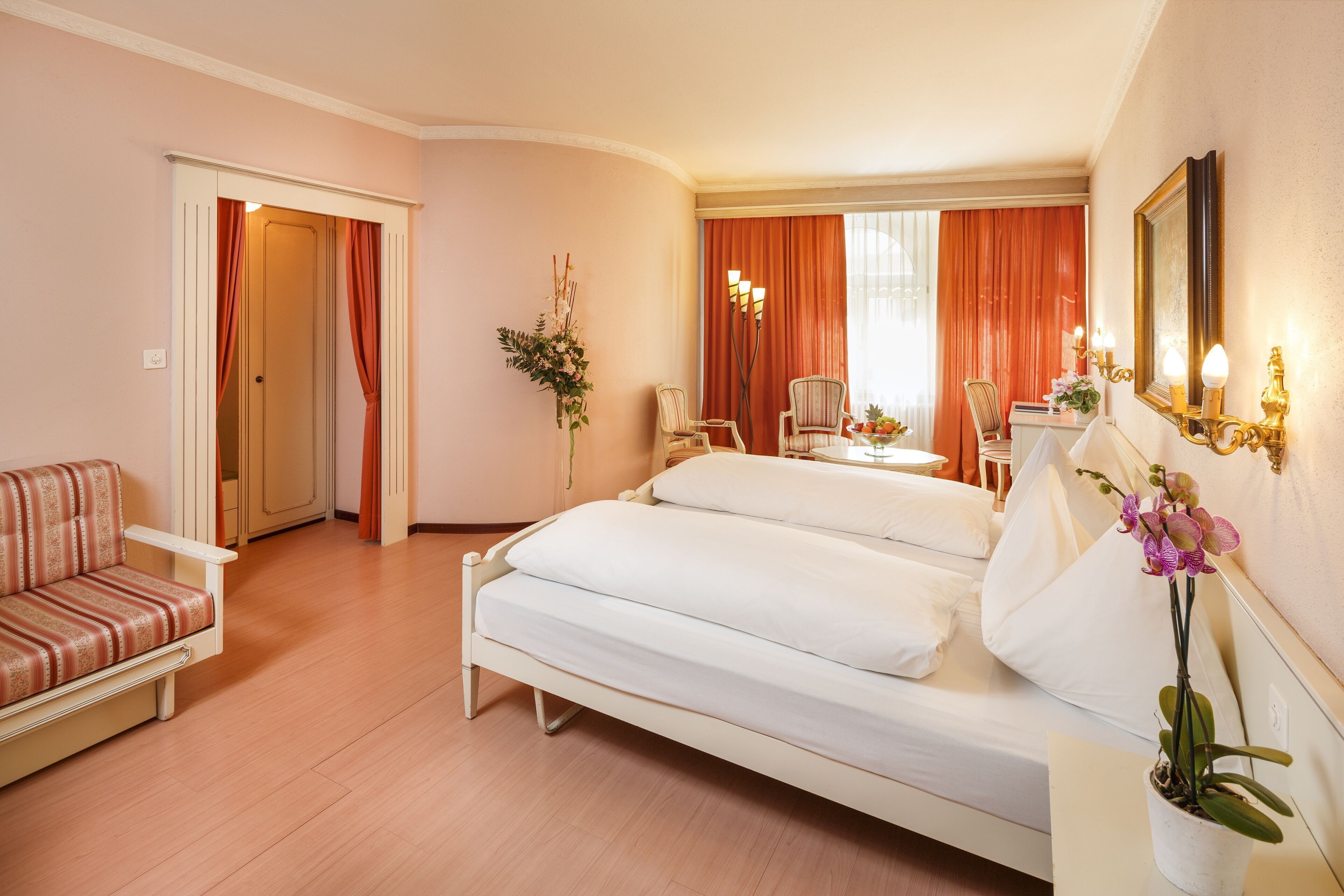 Peti besi dalam bilik, Wi-fi percuma, cadar katil 