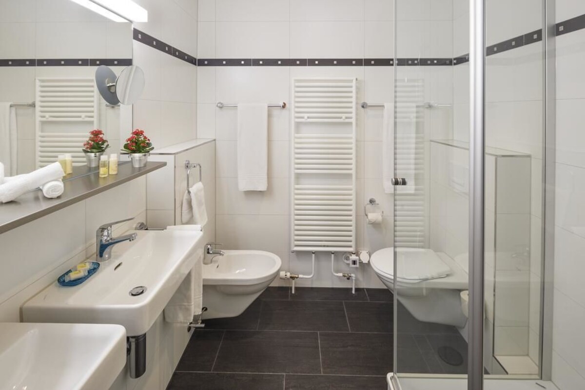 Un baño moderno con ducha, bidé e inodoro.