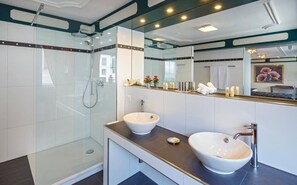 Suihku, ilmaiset hygieniatuotteet, hiustenkuivaaja, pyyhkeet