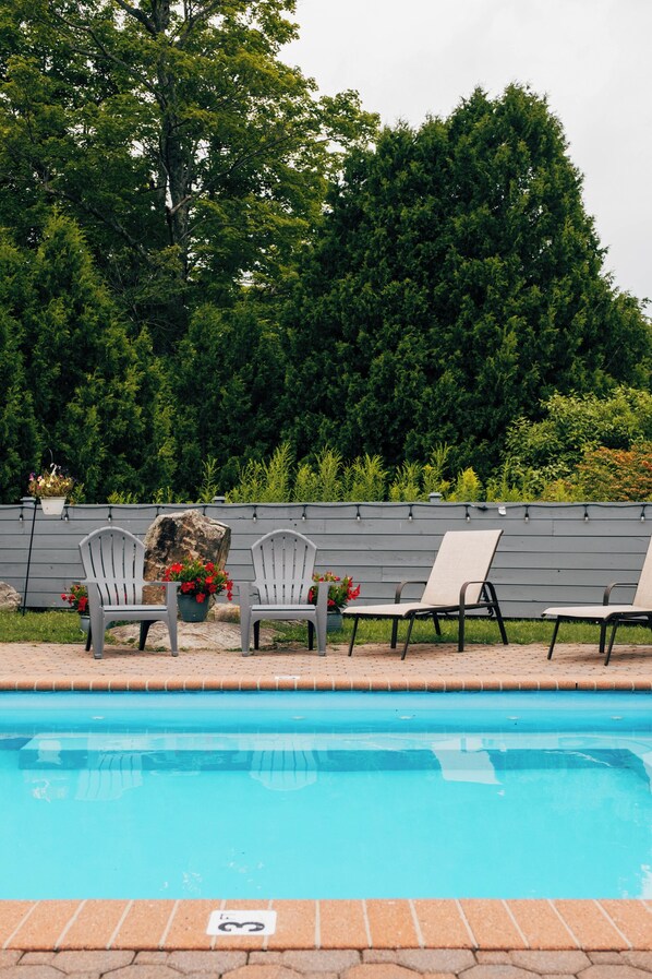 Alberca al aire libre y alberca climatizada