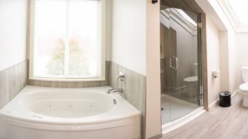 Lodge - Penthouse | Bathroom | Shower, eco-friendly toiletries, towels, soap