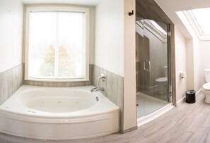 Habitación panorámica, 1 cama King size | Baño | Regadera, amenidades de baño ecológicas, toallas, jabón 
