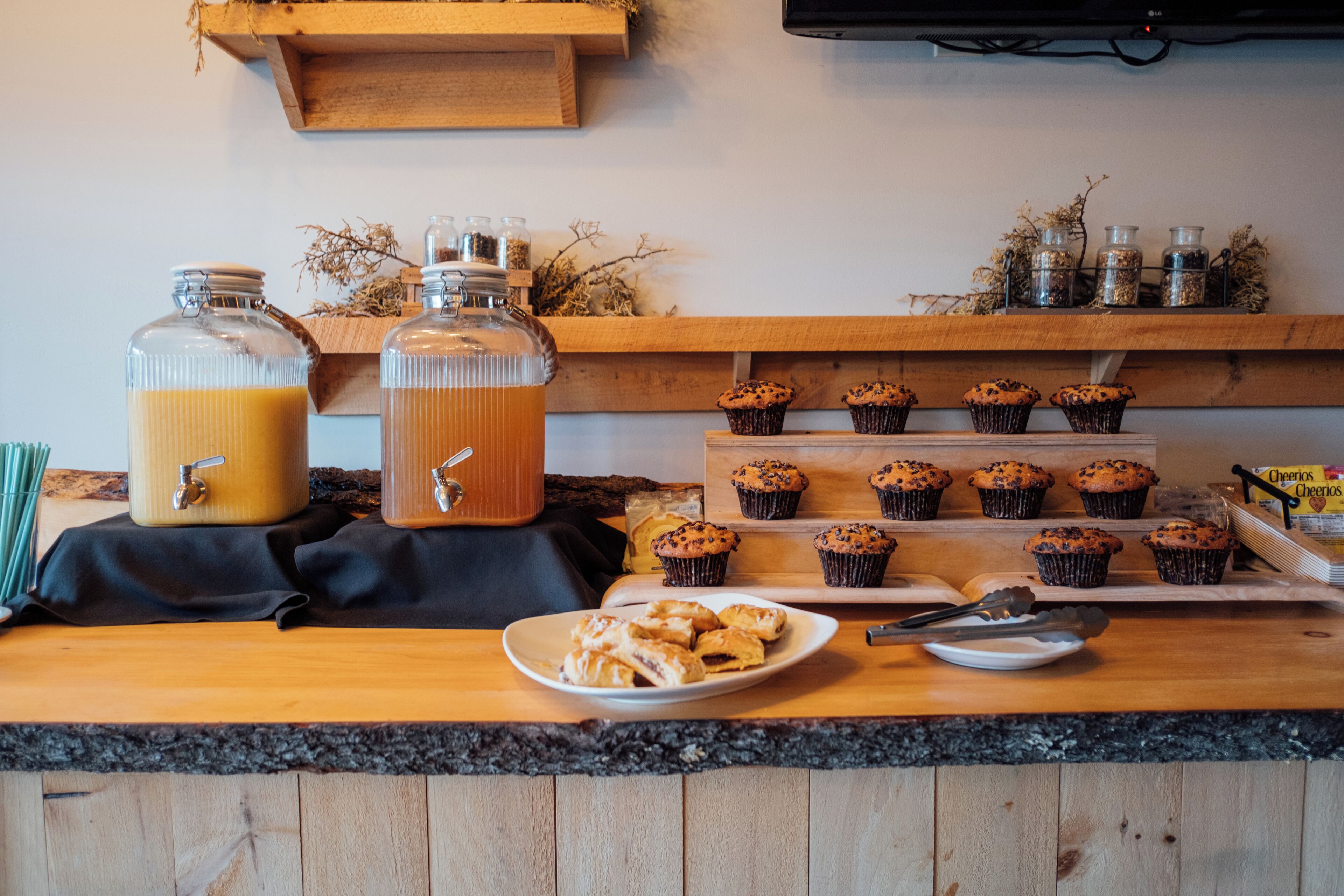 Un buffet de petit-déjeuner proposant une variété de viennoiseries et de boissons.