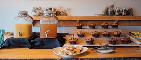Un buffet de petit-déjeuner proposant une variété de viennoiseries et de boissons.
