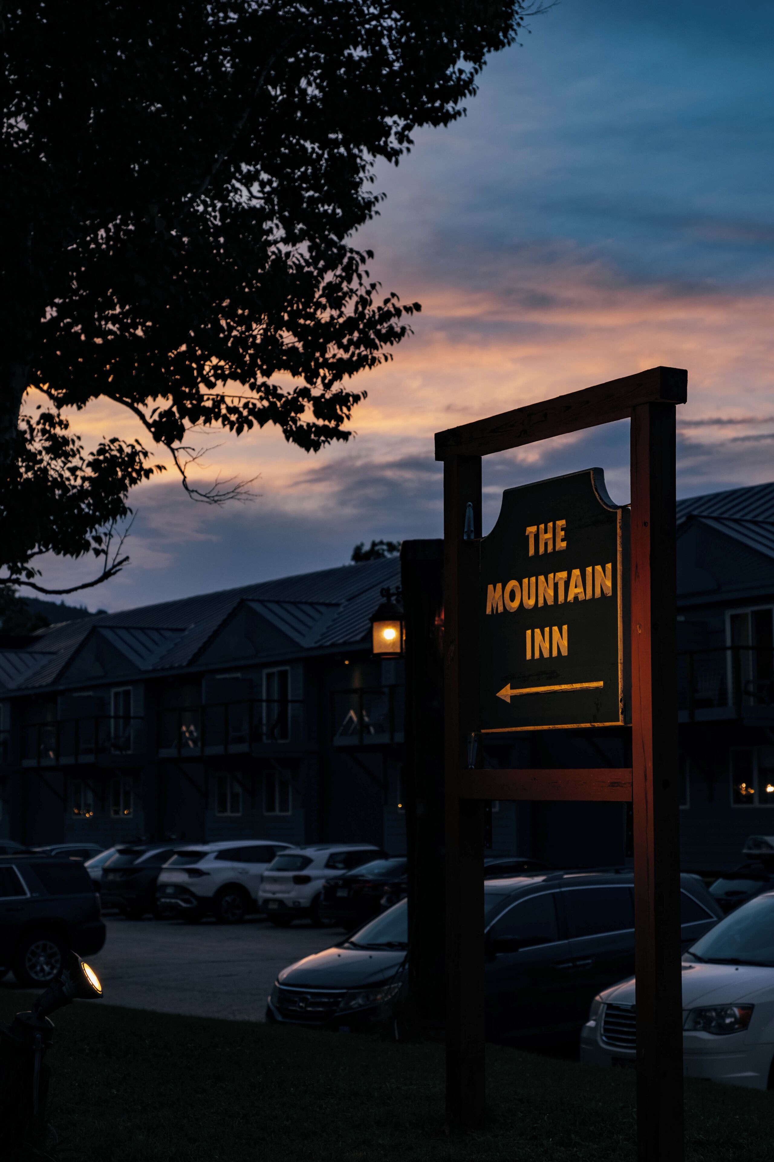 Señalización para The Mountain Inn con una flecha direccional.