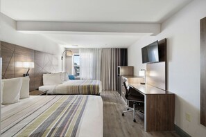Suite, Meerdere bedden, niet-roken | 1 slaapkamer, luxe beddengoed, een bureau, een laptopwerkplek