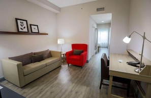 Suite, 1 camera da letto, non fumatori | Biancheria da letto di alta qualità, una scrivania, postazione laptop