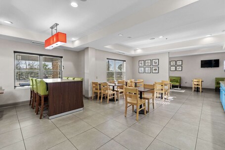 Country Inn Suites by Radisson, Myrtle Beach, SC - Image 7
