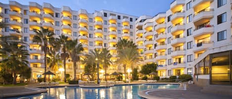 Indoor pool, 2 outdoor pools, pool umbrellas, pool loungers