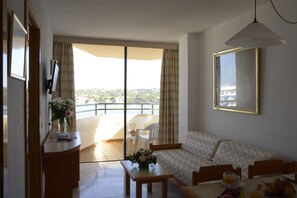 1 habitación, escritorio y tabla de planchar con plancha 