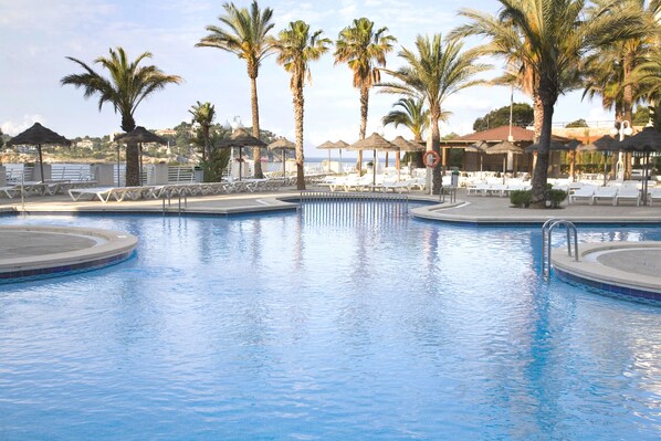 Piscine intérieure, 2 piscines extérieures, parasols, chaises longues