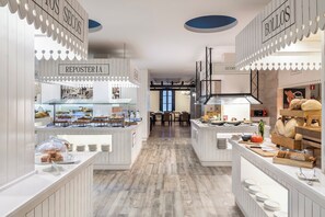 A bakery with a variety of baked goods displayed in glass cases and on shelves. - Barceló Teguise Beach - Adults only (Teguise)