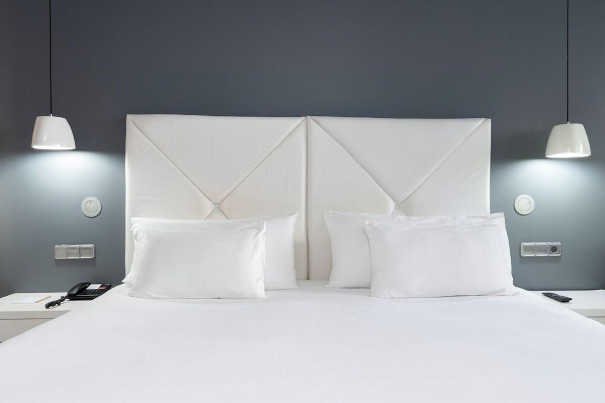Ropa de cama de alta calidad, minibar, escritorio y cortinas blackout 