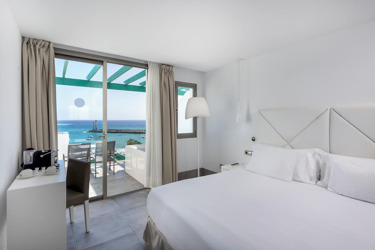 Deluxe Room, Hot Tub, Sea View | Premium bedding, minibar, desk, blackout curtains
