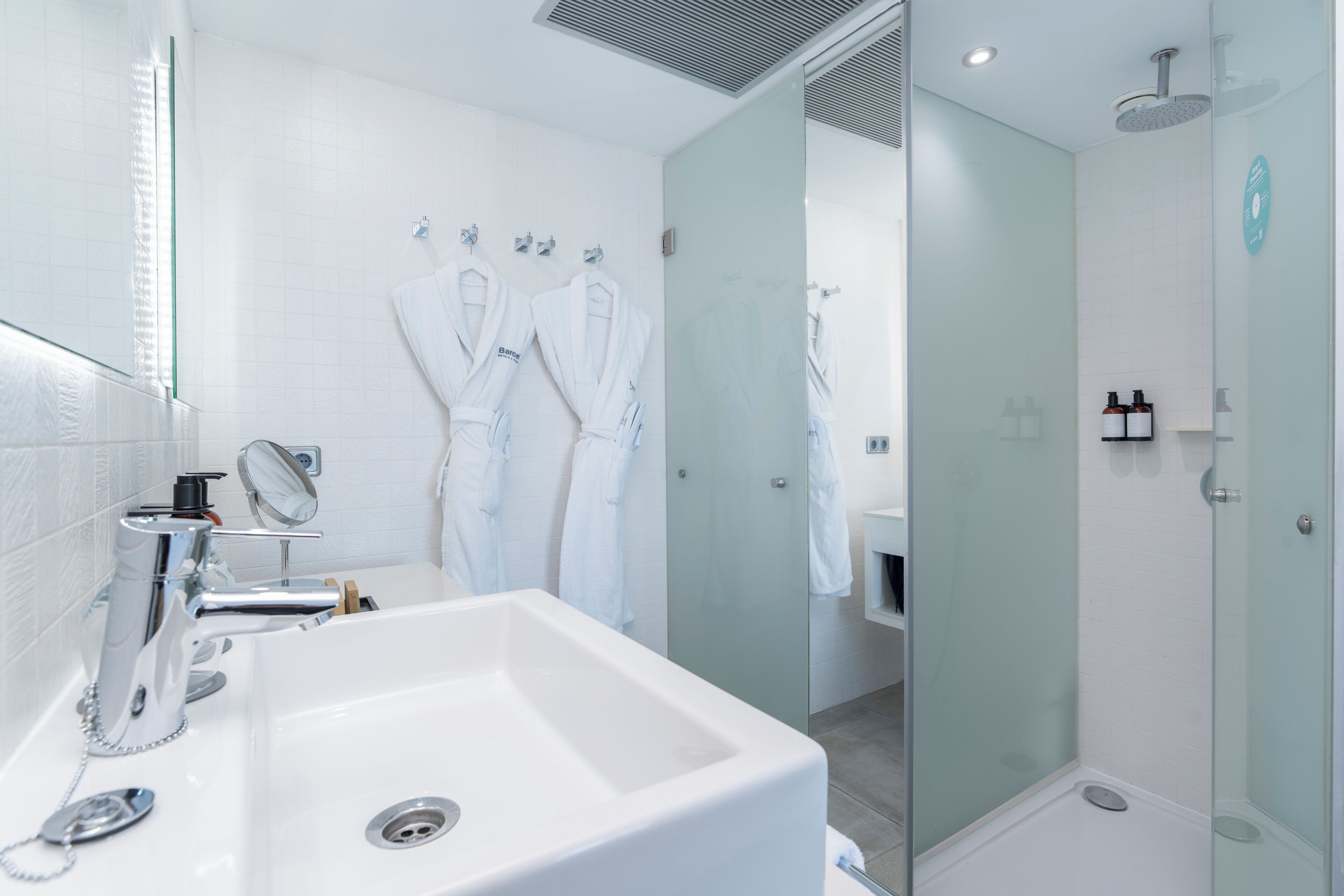 Deluxe Room, Hot Tub, Sea View | Bathroom | Shower, rainfall showerhead, free toiletries, hair dryer