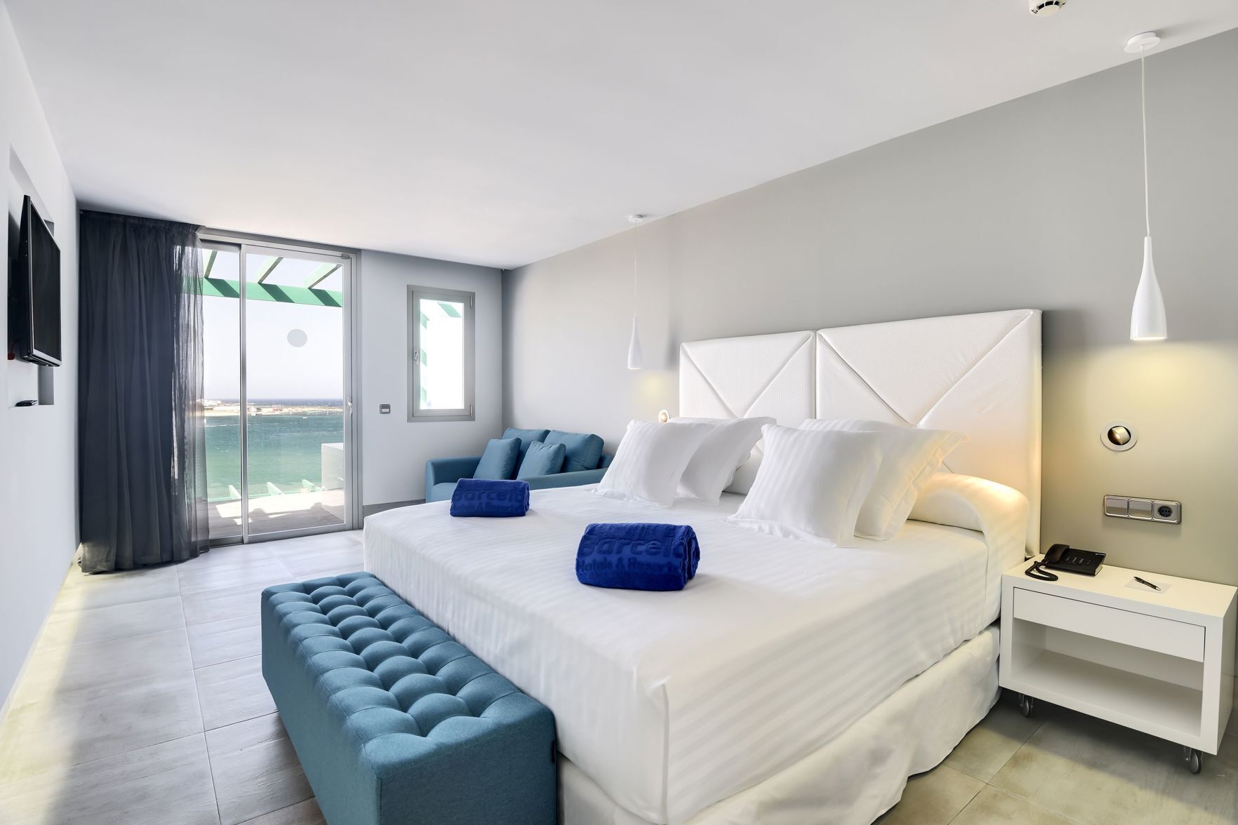Ropa de cama de alta calidad, minibar, escritorio y cortinas blackout 