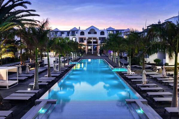 2 outdoor pools, pool umbrellas, sun loungers