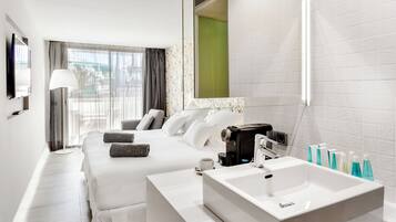 Ropa de cama de alta calidad, minibar, escritorio y cortinas blackout