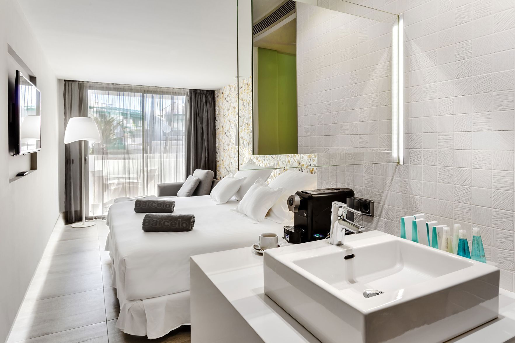 Ropa de cama de alta calidad, minibar, escritorio y cortinas blackout 