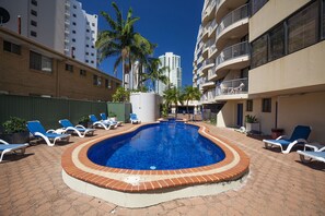 Outdoor pool, sun loungers - Broadbeach Travel Inn Apartments (Broadbeach)