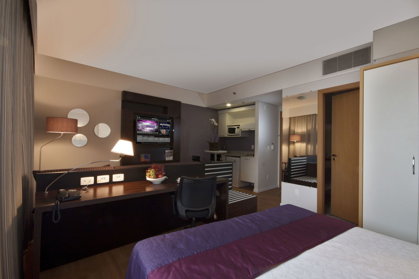 Minibar, safe på rommet, skrivebord og blendingsgardiner