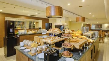 Se sirven desayunos, almuerzos y cenas; cocina brasileña