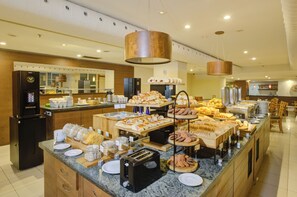 Breakfast, lunch, dinner served; Brazilian cuisine - Comfort Suites Alphaville (Barueri)