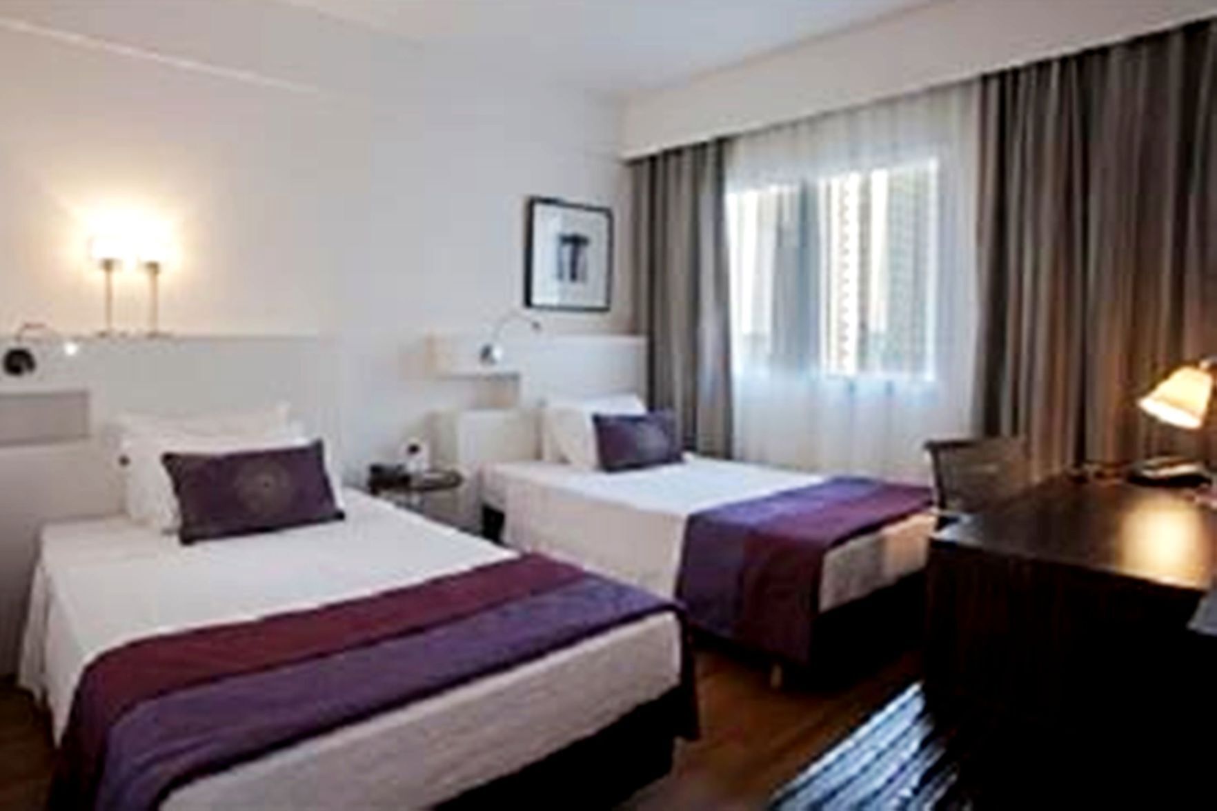 Minibar, safe på rommet, skrivebord og blendingsgardiner