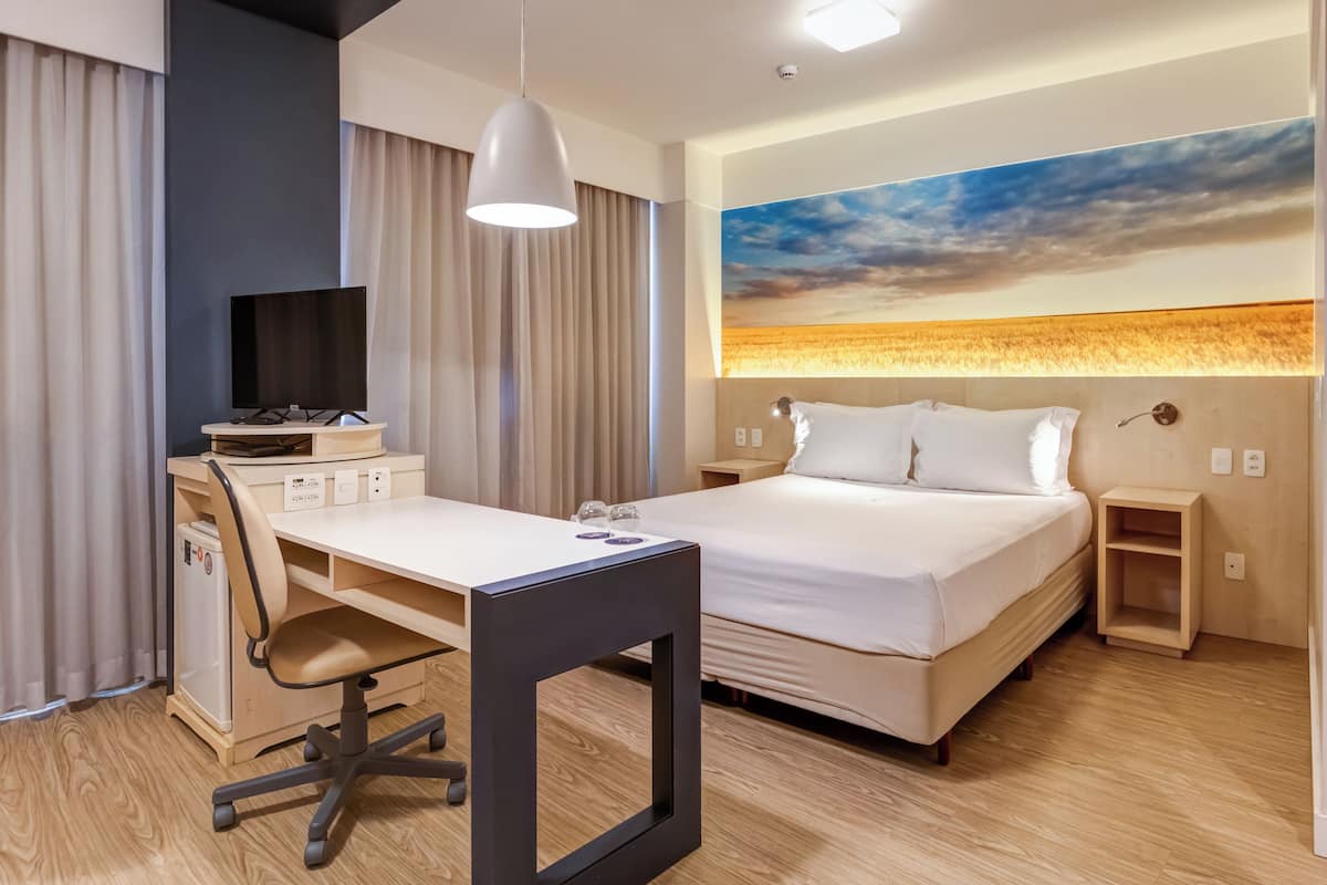 Quarto casal superior | Frigobar, cofres nos quartos, escrivaninha, cortinas blackout