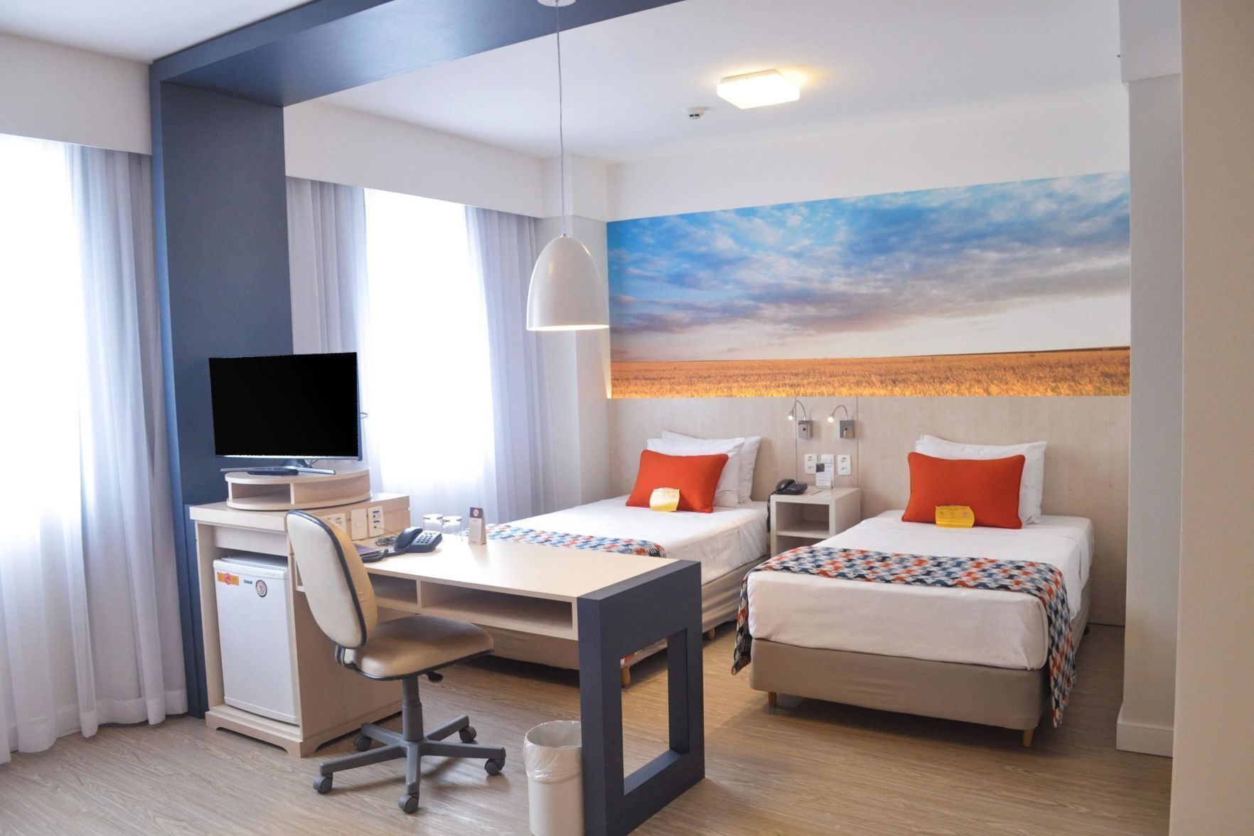 Minibar, safe på rommet, skrivebord og blendingsgardiner