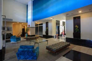 Coin salon dans le hall