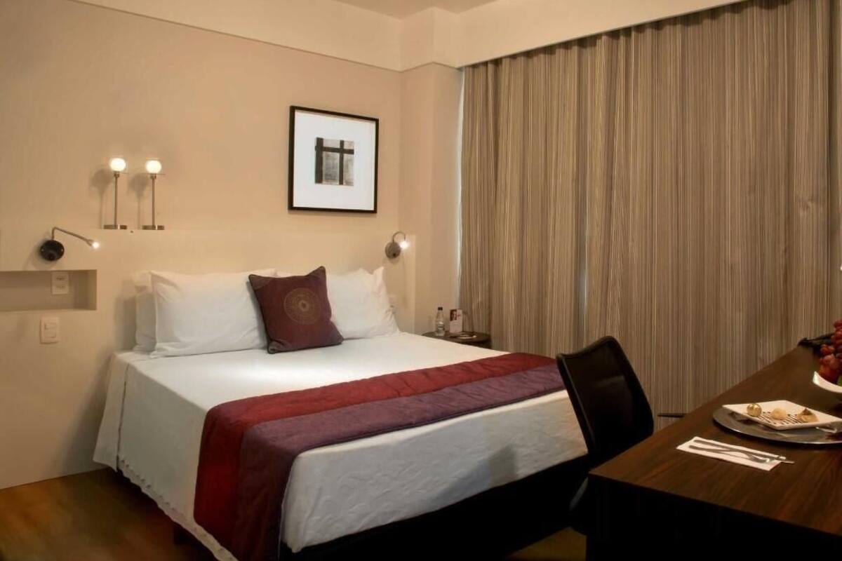 Minibar, Zimmersafe, Schreibtisch, Verdunkelungsvorhänge