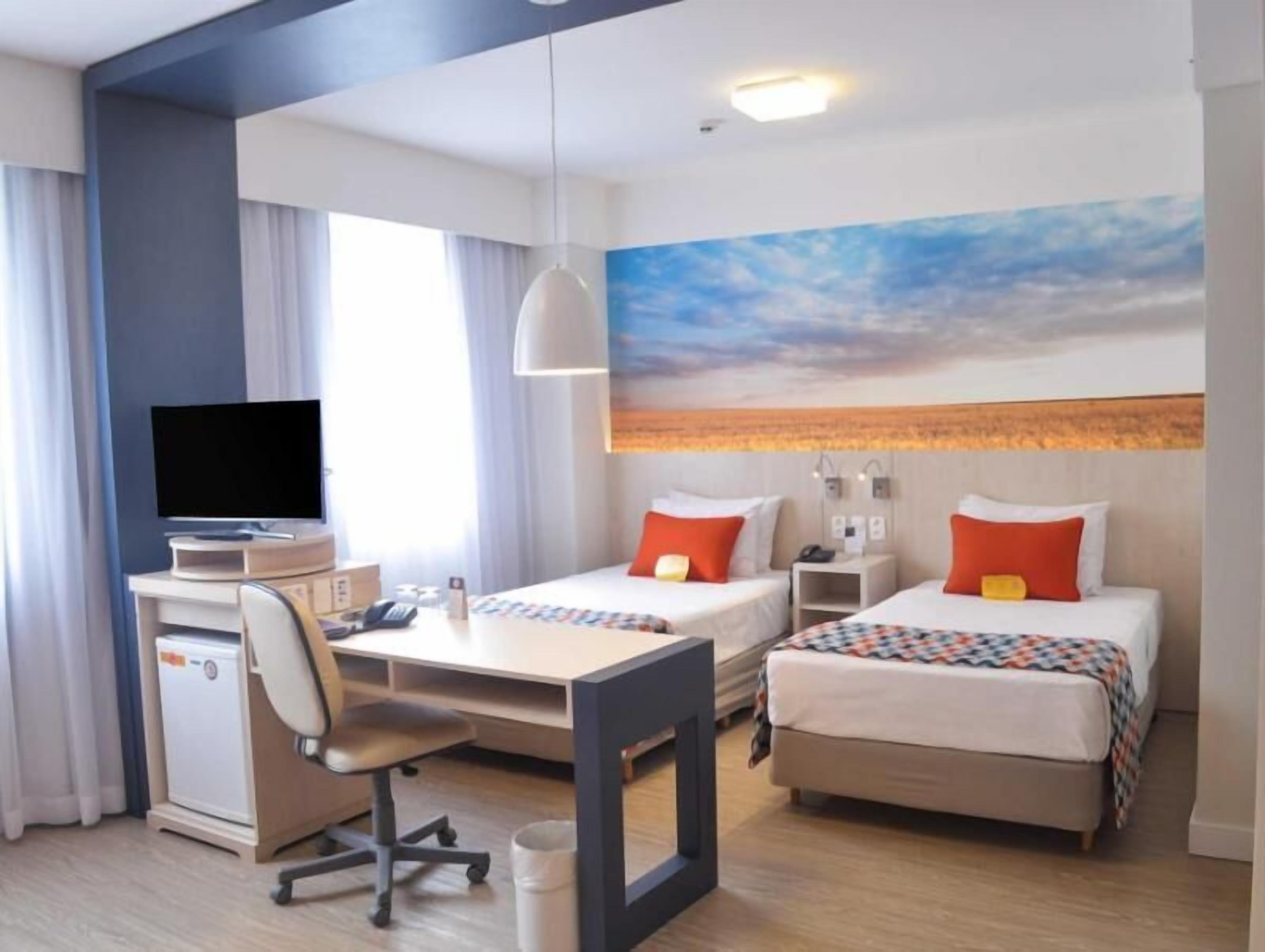 Minibar, safe på rommet, skrivebord og blendingsgardiner