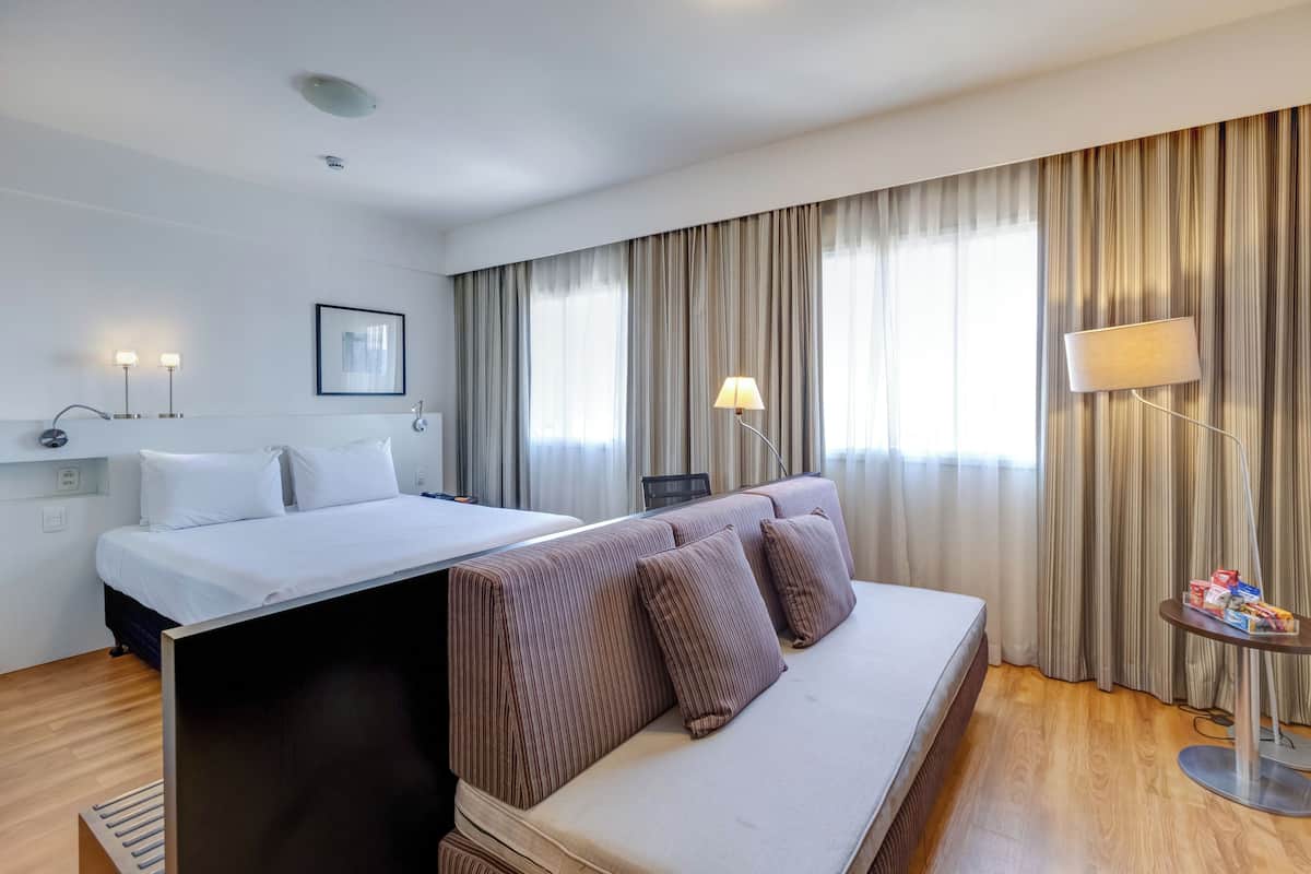 Quarto casal luxo | Frigobar, cofres nos quartos, escrivaninha, cortinas blackout