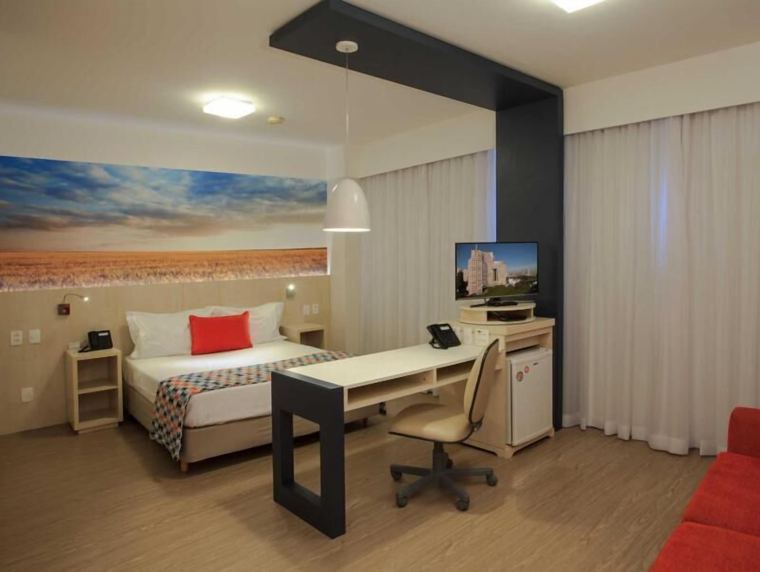 Minibar, safe på rommet, skrivebord og blendingsgardiner