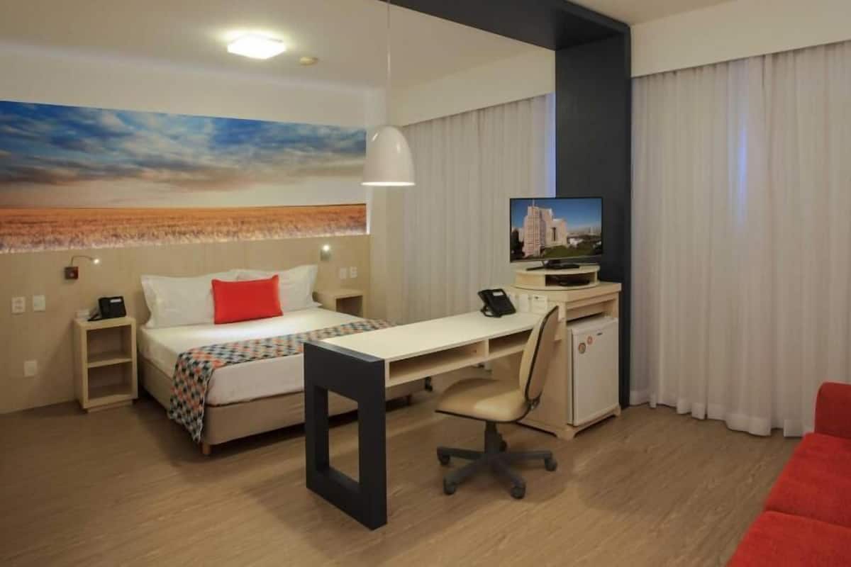 Minibar, Zimmersafe, Schreibtisch, Verdunkelungsvorhänge