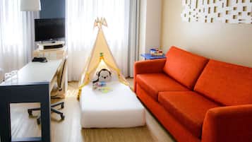 Superior Double Room | Bar mini, peti besi dalam bilik, meja, langsir/tirai gelap terus