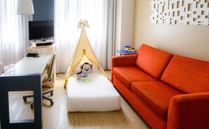 Habitación doble superior | Minibar, caja de seguridad en la habitación y escritorio 