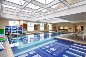 Indoor pool, sun loungers