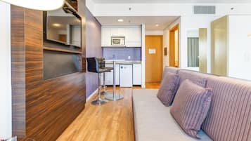Deluxe Double Room | Minibar, in-room safe, desk, blackout drapes