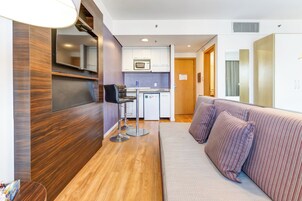 Minibar, caja de seguridad en la habitación y escritorio 