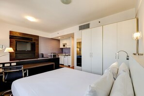 Phòng  đôi Deluxe | Minibar, két bảo mật tại phòng, bàn, màn/rèm cản sáng 