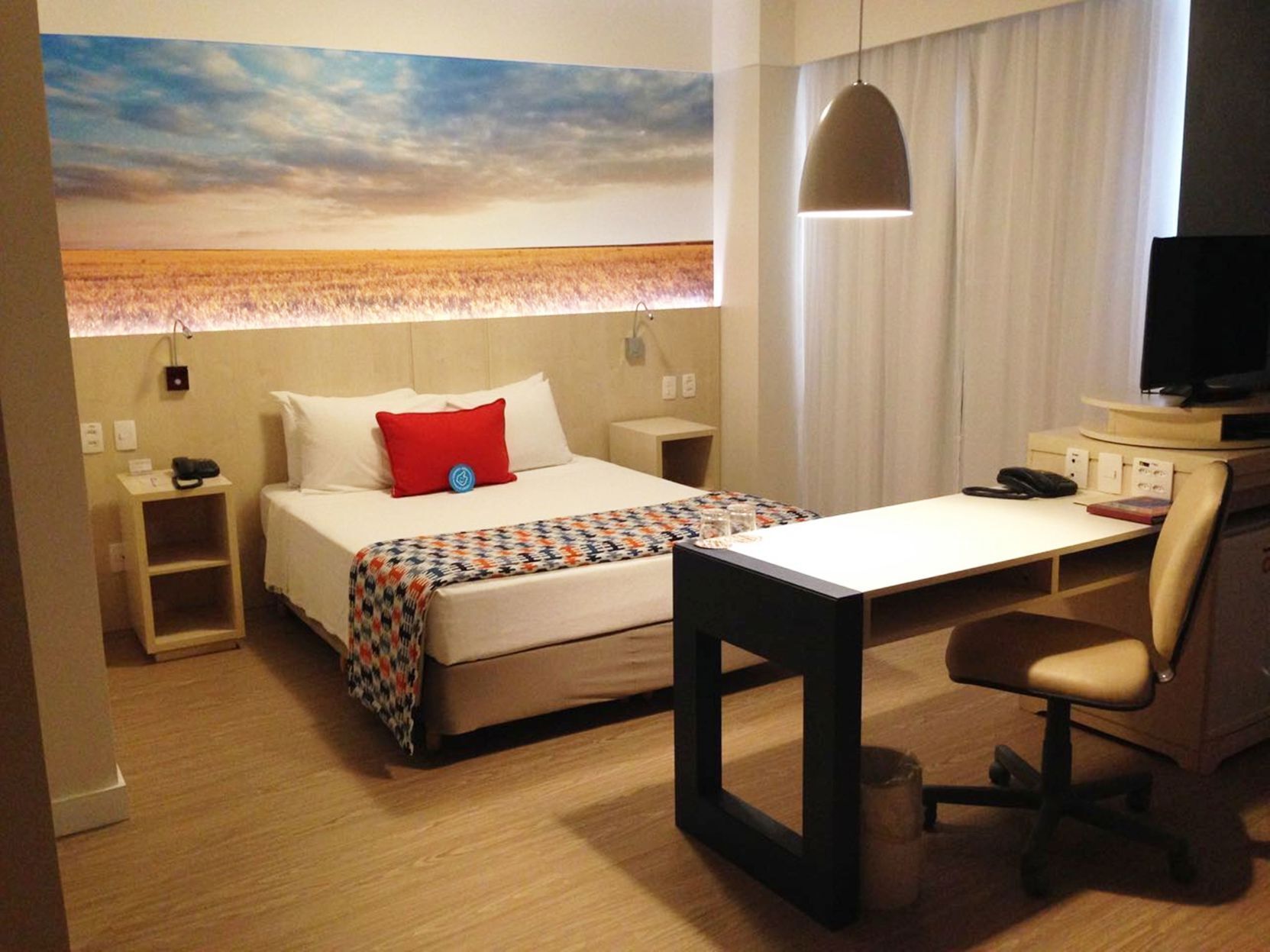 Minibar, safe på rommet, skrivebord og blendingsgardiner