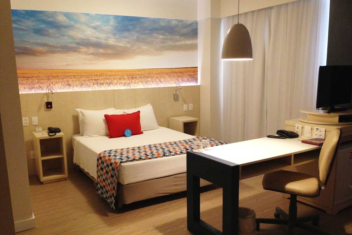 Minibar, Zimmersafe, Schreibtisch, Verdunkelungsvorhänge