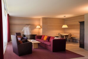 Suite, 1 cama King size | Ropa de cama hipoalergénica, edredón y minibar 