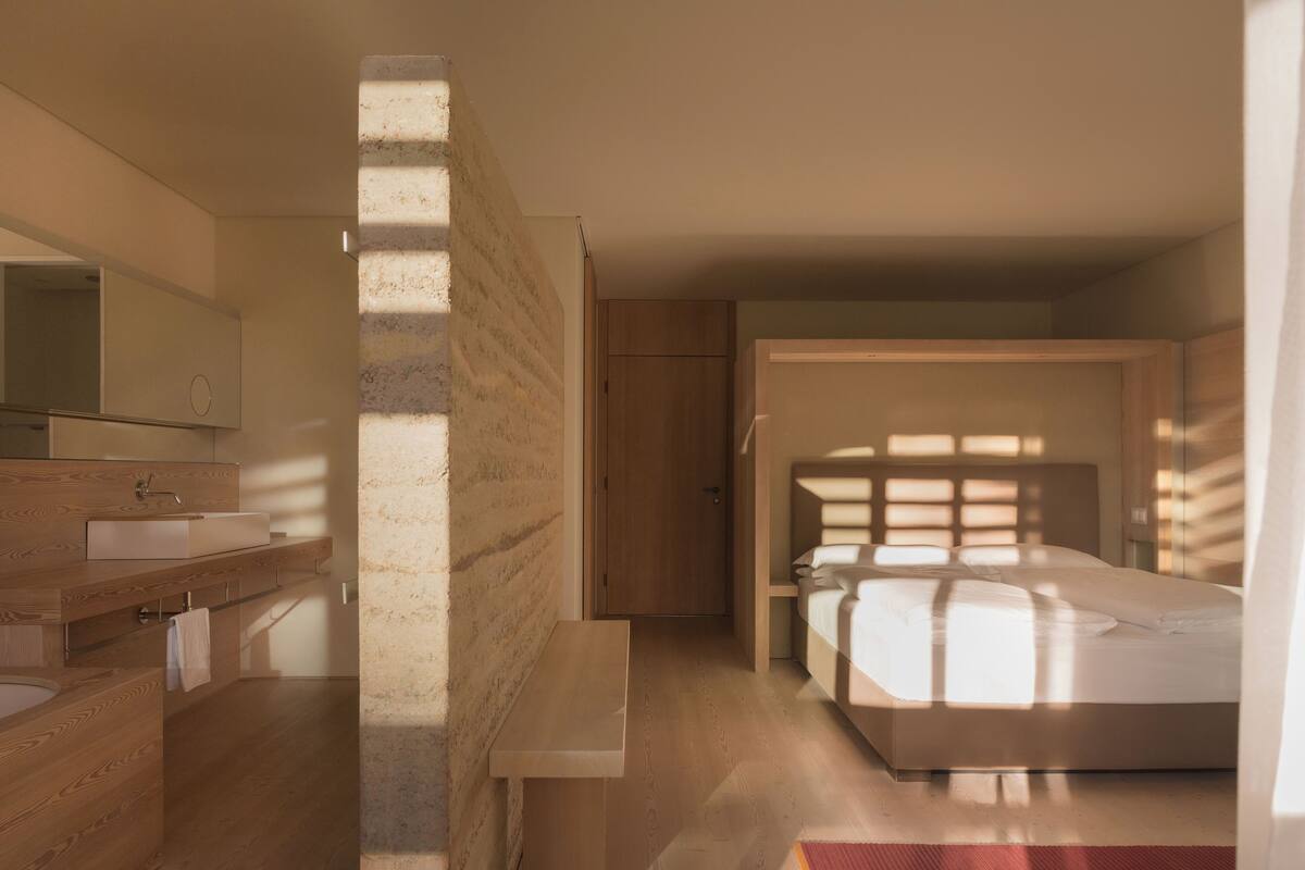 Bộ đồ giường kháng dị ứng, chăn bông, minibar, két bảo mật tại phòng 