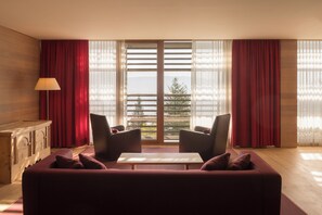 30-inch TV with digital channels, heated floors, computer monitors - vigilius mountain resort (Lana)