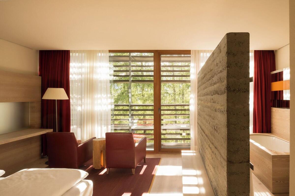 Bộ đồ giường kháng dị ứng, chăn bông, minibar, két bảo mật tại phòng 